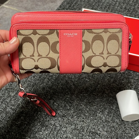 Coach wristlet with original box and fabric cleaner - Picture 5 of 11